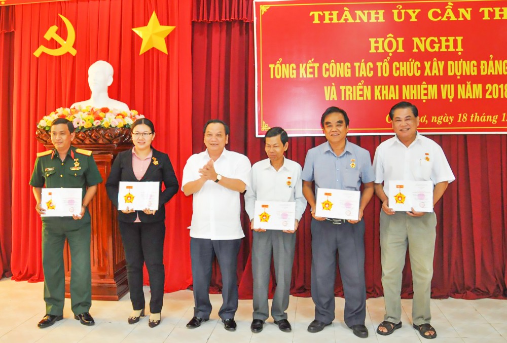 Ngành Tổ chức Xây dựng Đảng
TP Cần Thơ quyết tâm hoàn thành
xuất sắc nhiệm vụ trong tình hình mới Đồng chí Trần Quốc Trung, Bí thư Thành ủy Cần Thơ khóa XIII, trao Kỷ niệm chương “Vì sự nghiệp công tác tổ chức xây dựng Đảng” cho các cán bộ. Ảnh: ANH DŨNG