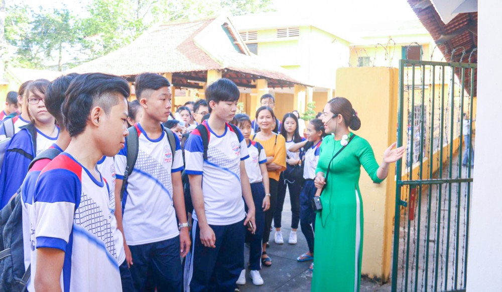 Học sinh tham quan, tìm hiểu tại Di tích Khám Lớn Cần Thơ.
