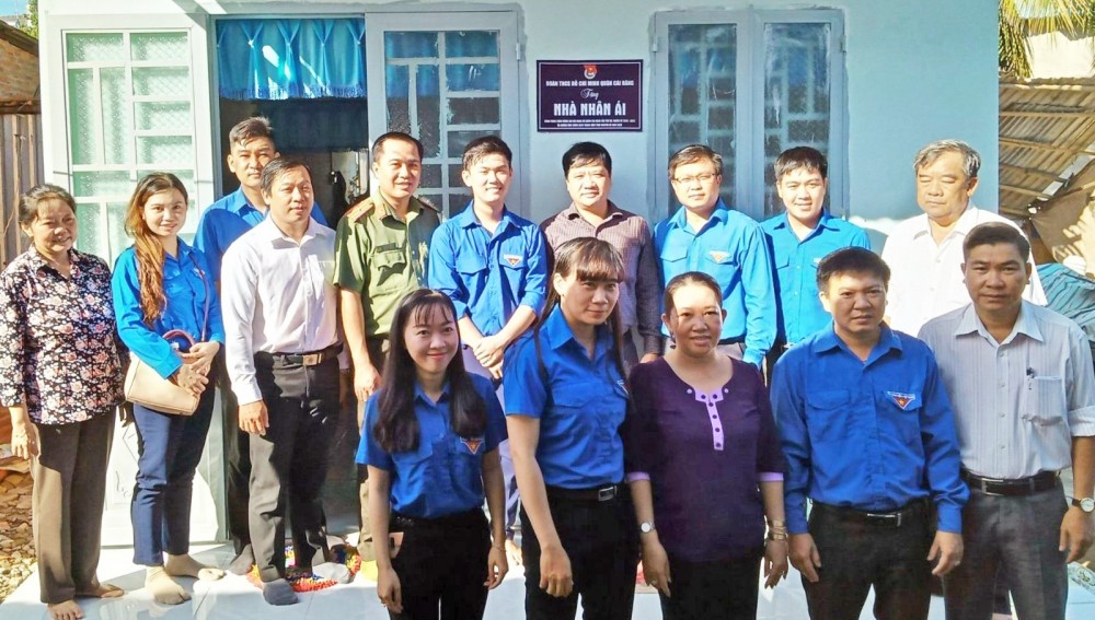 Lễ trao nhà Nhân ái cho thanh niên Đỗ Hồng Xuân (hàng sau, thứ năm từ phải sang), khu vực Yên Thượng, phường Lê Bình, quận Cái Răng.