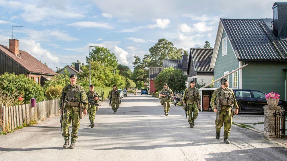 Lính Thụy Điển tuần tra trên đảo Gotland. Ảnh: AFP