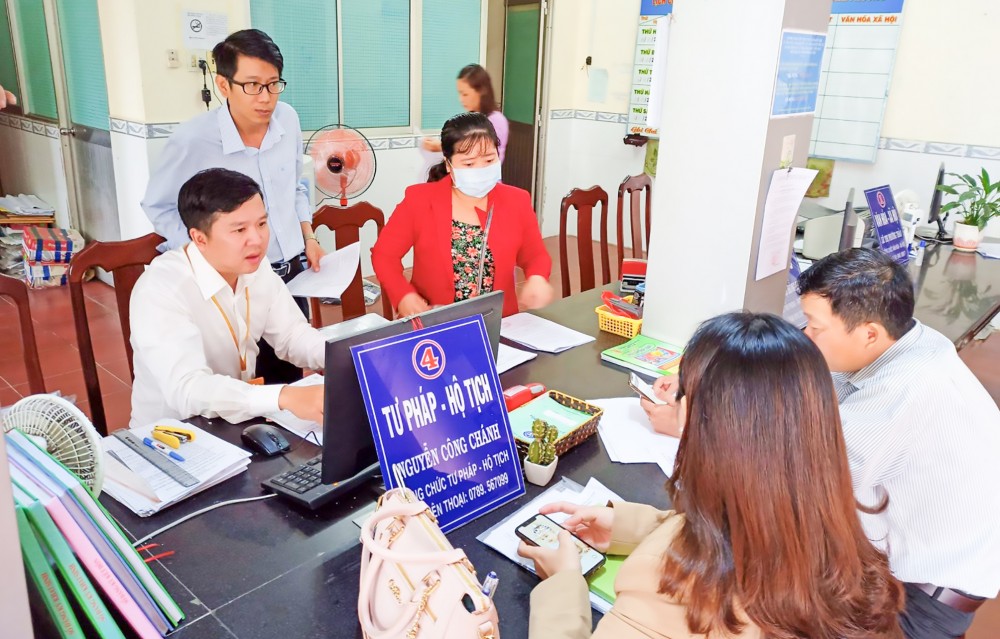 Ông Nguyễn Công Chánh, Công chức Tư pháp - Hộ tịch của UBND phường Châu Văn Liêm (ngồi bên trái) được tham gia nhiều lớp bồi dưỡng, đào tạo, nâng cao trình độ, kỹ năng giao tiếp hành chính.