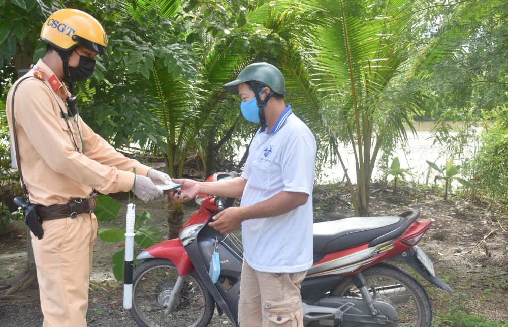 CSGT-TT Công an huyện Phong Điền kiểm tra hành chính người tham gia giao thông trên địa bàn huyện.