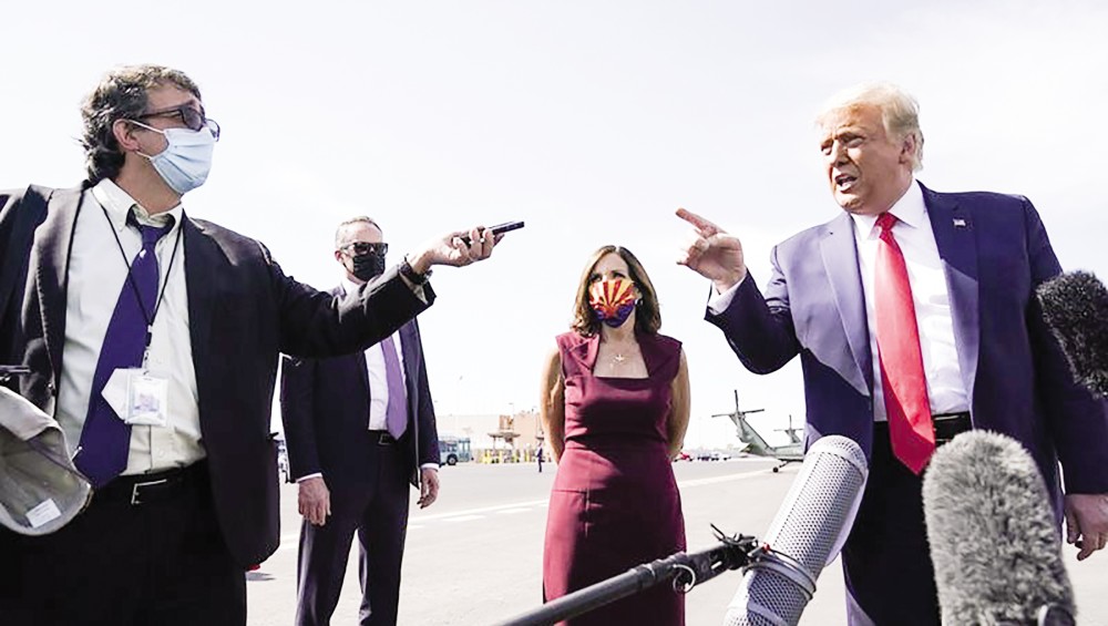 Thay đổi “luật chơi” trong tranh luận Trump - Biden Tổng thống Trump (phải) trả lời phỏng vấn hôm 19-10. Ảnh: AP