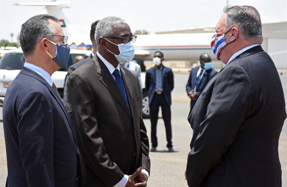 Ngoại trưởng Mỹ Mike Pompeo (phải) đến Sudan cách đây 2 tháng, trong nỗ lực thúc giục các nước Arab bình thường hóa quan hệ với Israel. Ảnh: AFP