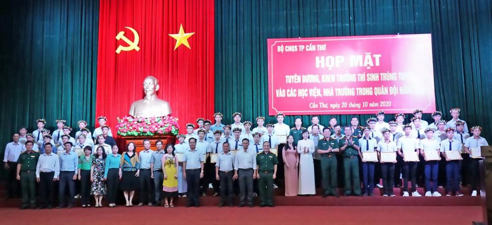 Lãnh đạo thành phố và các ngành, đoàn thể, Ban Giám hiệu các trường... chụp ảnh lưu niệm cùng các em trúng tuyển vào các nhà trường, học viện trong Quân đội.