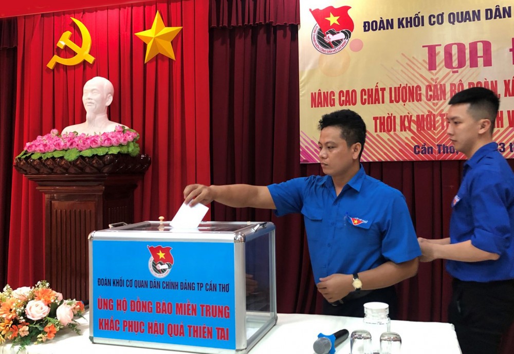 Đoàn viên, thanh niên Khối Cơ quan Dân Chính Đảng TP Cần Thơ quyên góp ủng hộ đồng bào miền Trung.