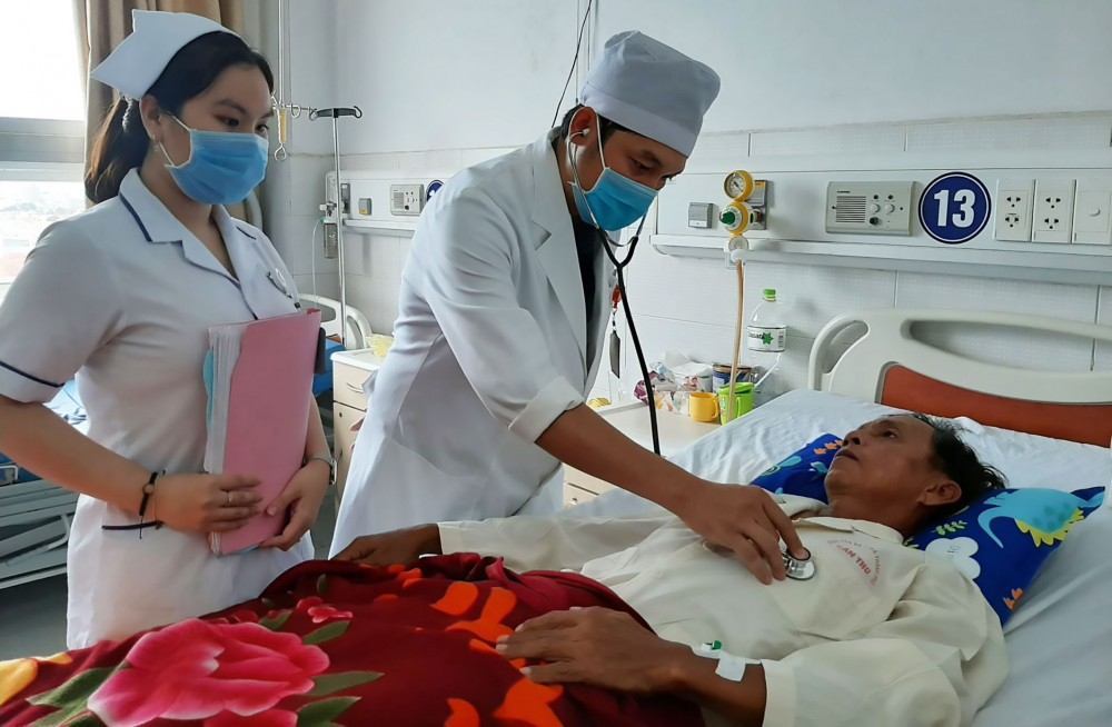 ThS. BS Nguyễn Văn Trang thăm khám, tư vấn cho bệnh nhân chuẩn bị xuất viện.