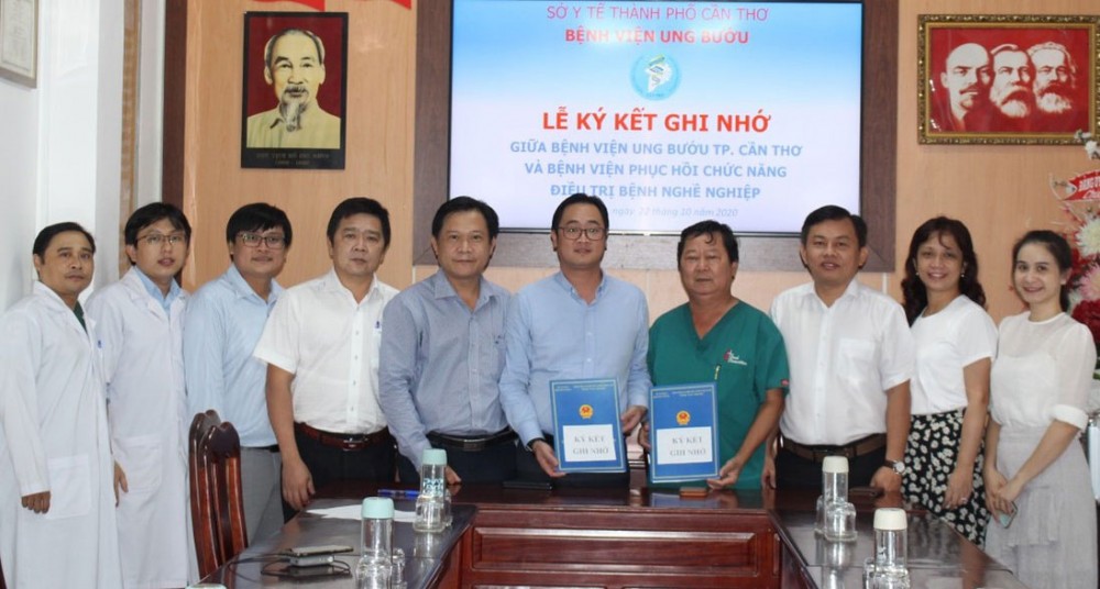 BV Ung bướu TP Cần Thơ ký kết hợp tác với BV Phục hồi chức năng - Điều trị bệnh nghề nghiệp TP Hồ Chí Minh. Ảnh: BV cung cấp