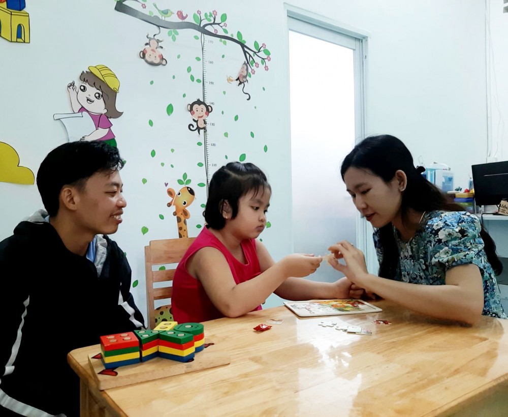 Cô giáo Nguyễn Thị Thanh Thảo hướng dẫn trẻ tập nghe nói.