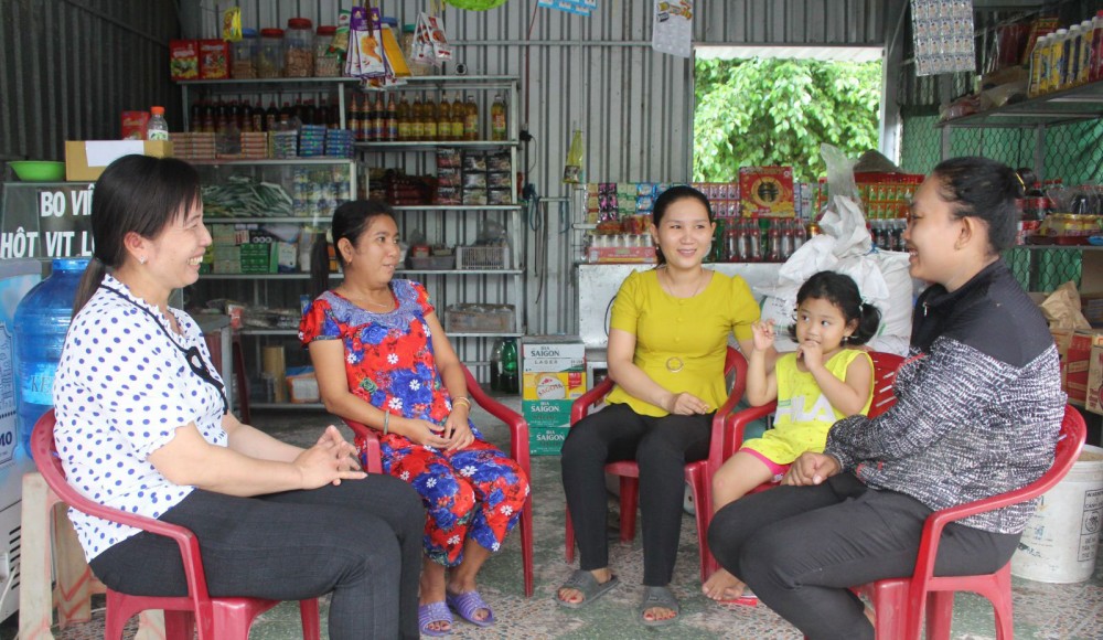 Nâng cao hiệu quả công tác
vận động phụ nữ dân tộc, tôn giáo Hội LHPN quận Ô Môn là đơn vị thực hiện tốt công tác vận động, hỗ trợ phụ nữ dân tộc phát triển kinh tế. Trong ảnh: Chị Lý Thị Tú Trinh, Chủ tịch Hội LHPN phường Trường Lạc, quận Ô Môn (thứ 3, từ trái sang) tìm hiểu tình hình sử dụng vốn vay, phục vụ mua bán của hội viên phụ nữ dân tộc tại địa phương.
