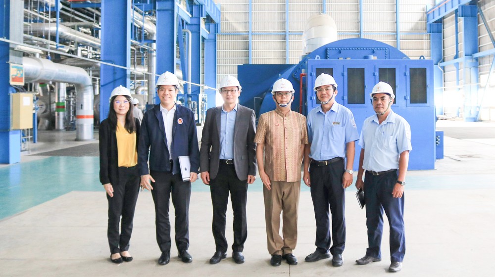 Ông Apirat Sugondhabhirom (thứ 3 từ bên phải) cùng Phái đoàn tại tổ máy S1 và tổ máy S2- Nhà máy Nhiệt điện Ô Môn I.
