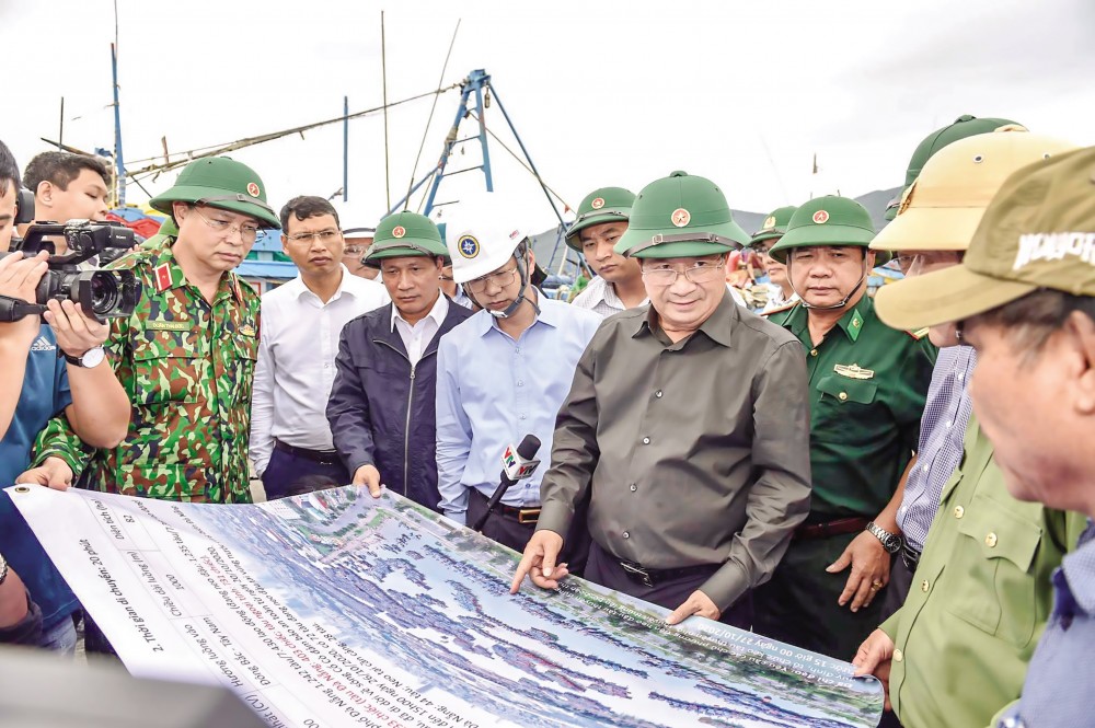 Phó Thủ tướng kiểm tra khu neo đậu tránh trú Thọ Quang (Đà Nẵng). Ảnh: VGP