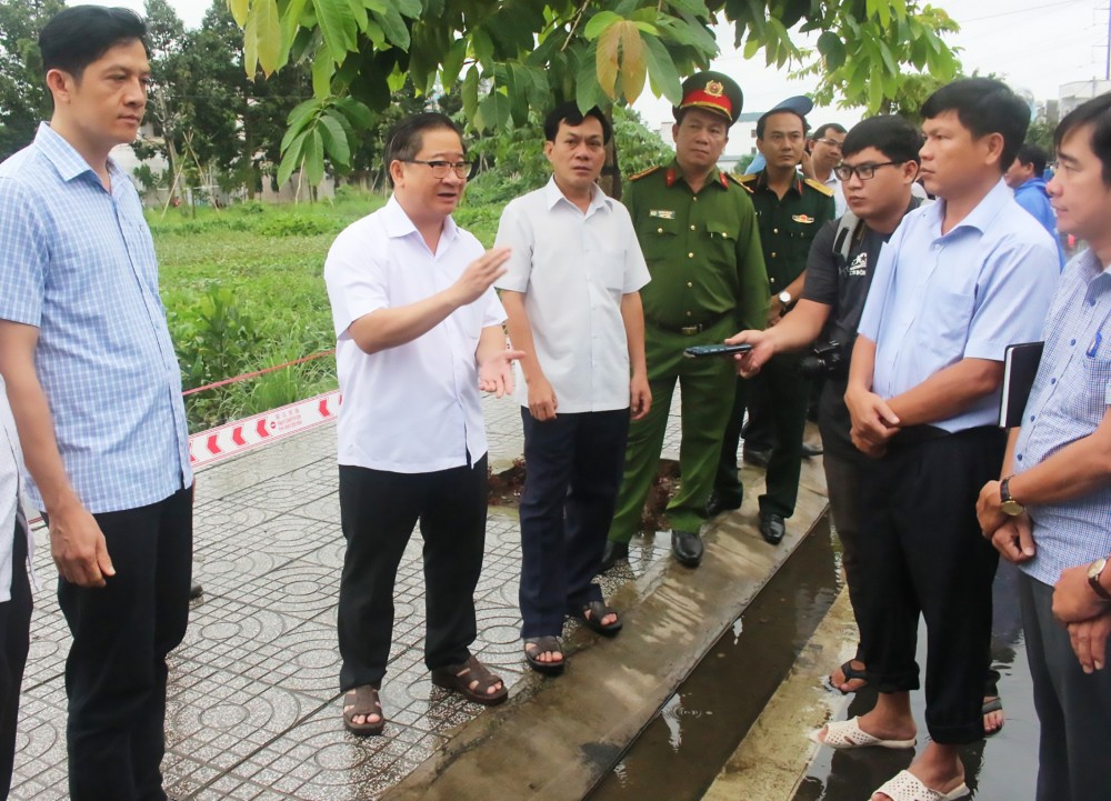 Hạn chế, khắc phục hậu quả triều cường Lãnh đạo TP Cần Thơ và quận Ninh Kiều kiểm tra việc triển khai rào chắn, cảnh báo khu vực nguy hiểm tại hồ Búng Xáng trước khi triều cường đầu tháng 9 âm lịch lên cao.