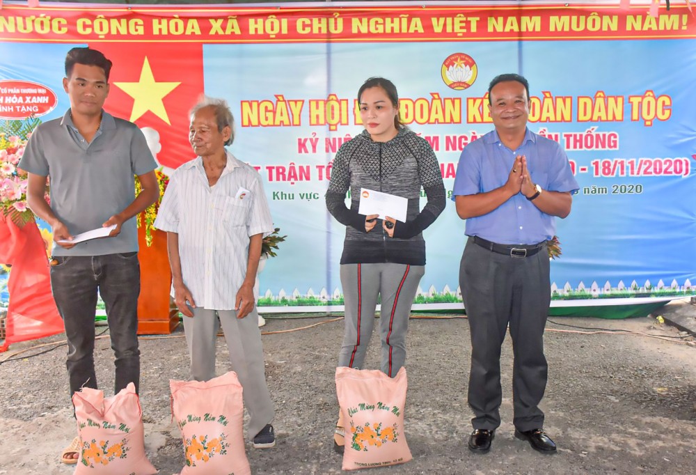 Đồng chí Nguyễn Ngọc Tâm, Ủy viên Ban Thường vụ Thành ủy, Chủ tịch Ủy ban MTTQVN TP Cần Thơ tặng quà cho 3 hộ thoát nghèo.
