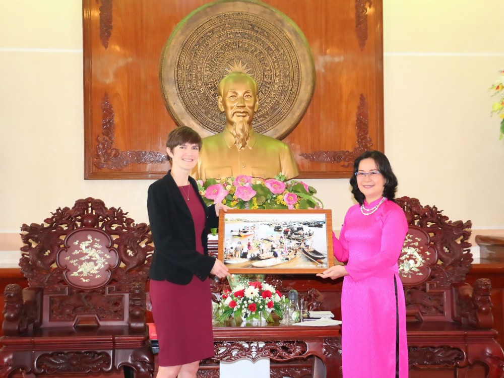 Bà Võ Thị Hồng Ánh, Phó Chủ tịch UBND TP Cần Thơ, tặng quà lưu niệm cho bà Emily Hamblin, Tổng Lãnh sự Vương quốc Anh và Bắc Ireland tại TP Hồ Chí Minh.