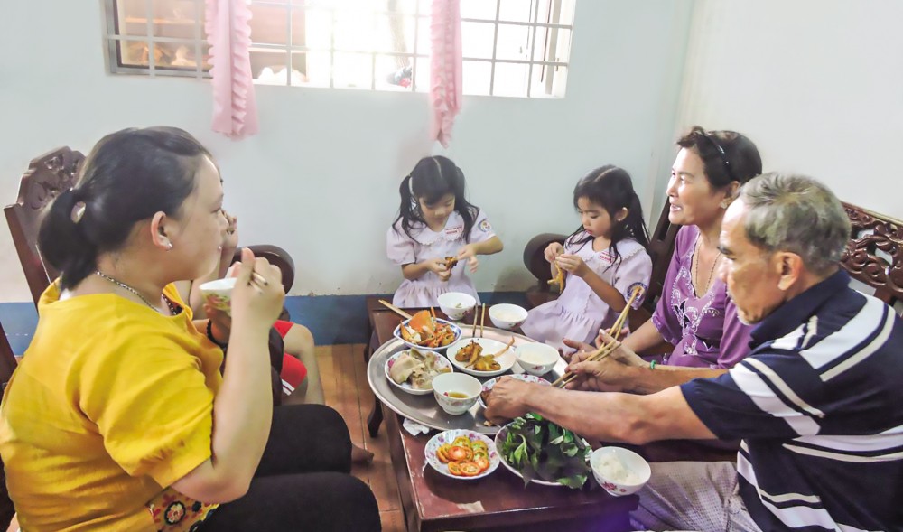 "Dạy con từ thuở còn thơ" Những bữa ăn gia đình ấm cúng cũng là dịp thuận lợi để ông bà, cha mẹ chuyện trò hoặc hỏi thăm, nhằm giáo dục con cháu.