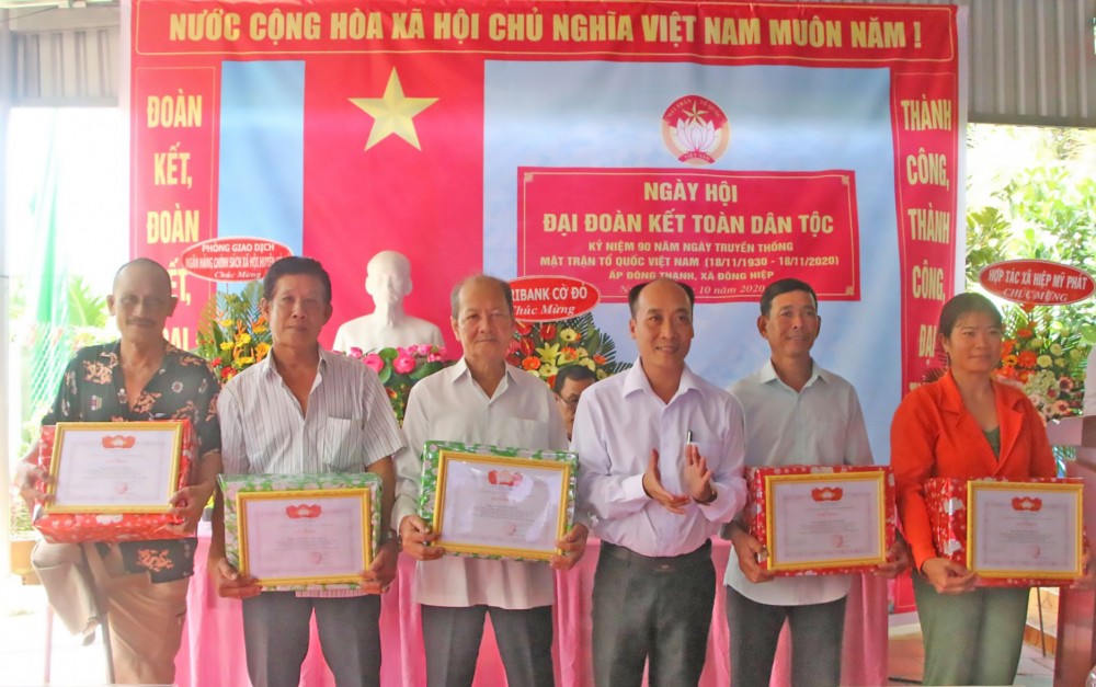 Chung sức xây dựng quê hương Các cá nhân ấp Đông Thạnh có thành tích trong thực hiện Cuộc vận động “Toàn dân đoàn kết xây dựng nông thôn mới, đô thị văn minh” được khen thưởng.