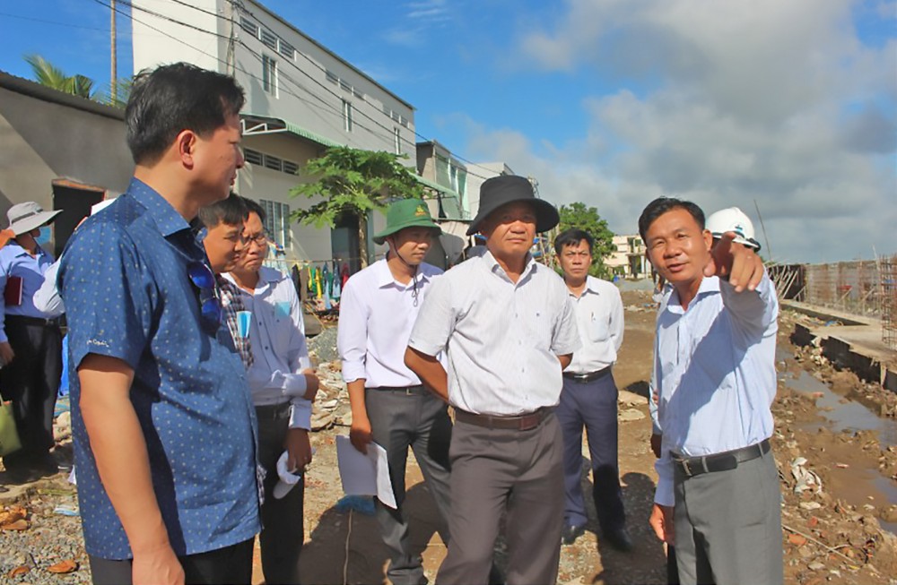 Phó Chủ tịch UBND TP Cần Thơ Đào Anh Dũng (thứ 2 từ phải sang) kiểm tra tiến độ dự án ODA "Kè sông Cần Thơ ứng phó với  biến đổi khí hậu".