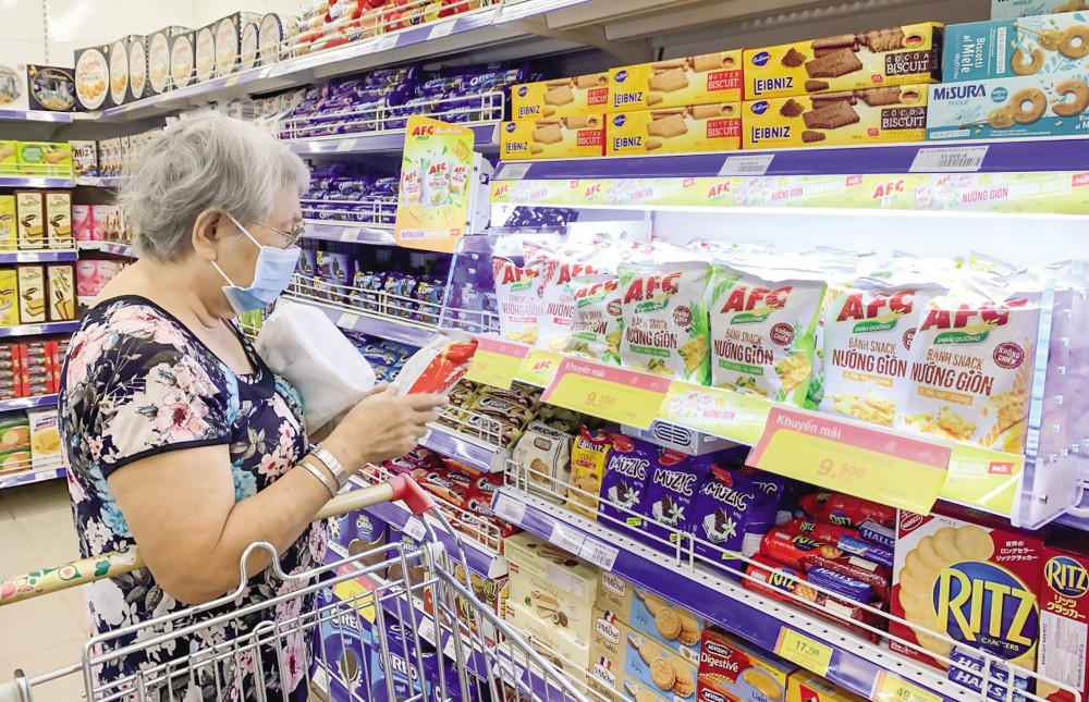 Chuẩn bị bữa sáng tiện lợi
và dinh dưỡng Các loại thực phẩm dinh dưỡng ăn liền được bán với đa dạng chủng loại và xuất xứ. Trong ảnh: Khách hàng chọn mua bánh dinh dưỡng ăn liền tại Siêu thị Co.opmart Cần Thơ.
