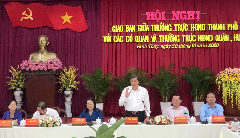 Đồng chí Phạm Văn Hiểu, Phó Bí thư Thường trực Thành ủy, Chủ tịch HĐND TP Cần Thơ, phát biểu kết luận hội nghị. 