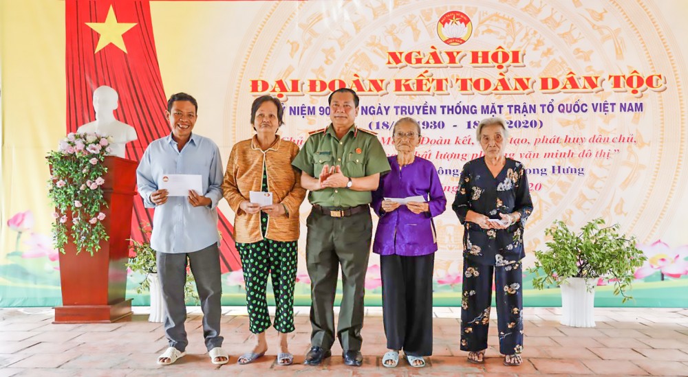 Thiếu tướng Nguyễn Văn Thuận, Ủy viên Ban Thường vụ Thành ủy, Giám đốc Công an TP Cần Thơ, trao quà cho 4 hộ thoát nghèo.