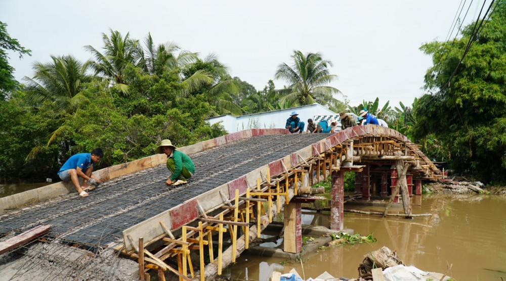 Cầu Rạch Dầu, xã Định Môn được xây dựng kiên cố chào mừng đại hội đảng bộ các cấp.