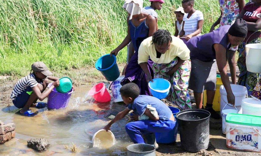 Phụ nữ và trẻ em Zimbabwe lấy nước tại một khu vực ngoại ô thành phố Bulawayo. Ảnh: EAP