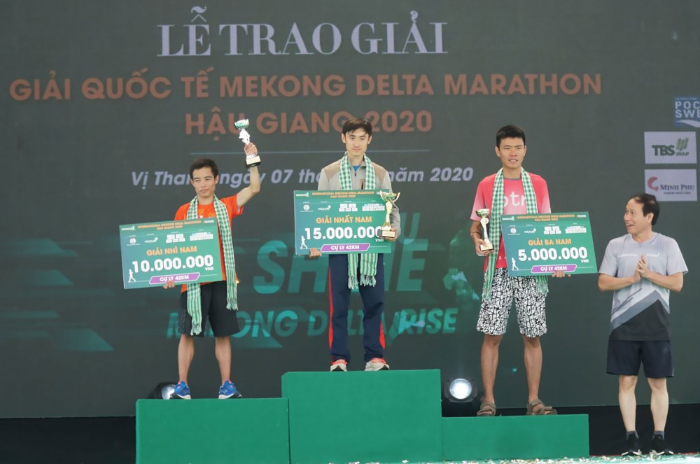 Ông Nguyễn Tiến Châu, Bí thư Tỉnh ủy, Chủ tịch UBND tỉnh Hậu Giang trao giải Nhất cho hạng mục nam cự ly 42km. Ông Châu cũng là vận động viên của giải đấu.