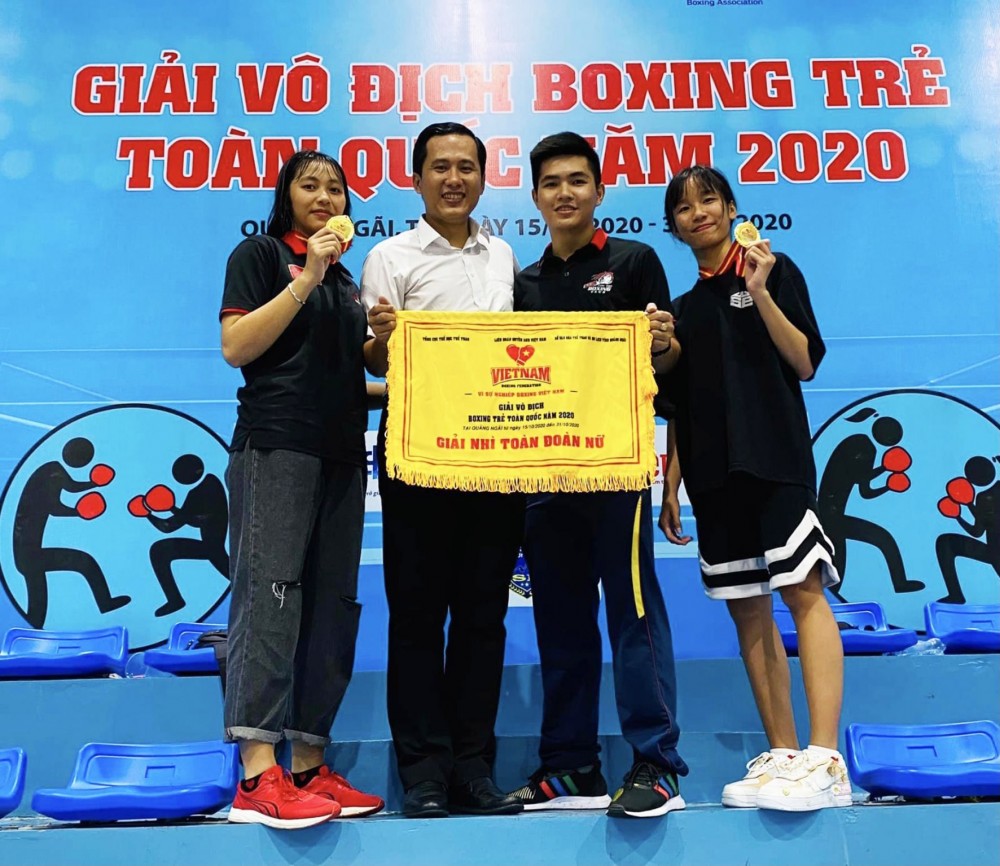 Võ sĩ Ngọc Trân (bìa phải) và Thúy Quỳnh (bìa trái) đã mang về cho Boxing Cần Thơ 2 HCV hạng cân 46kg và 66kg ở giải trẻ vừa qua.
