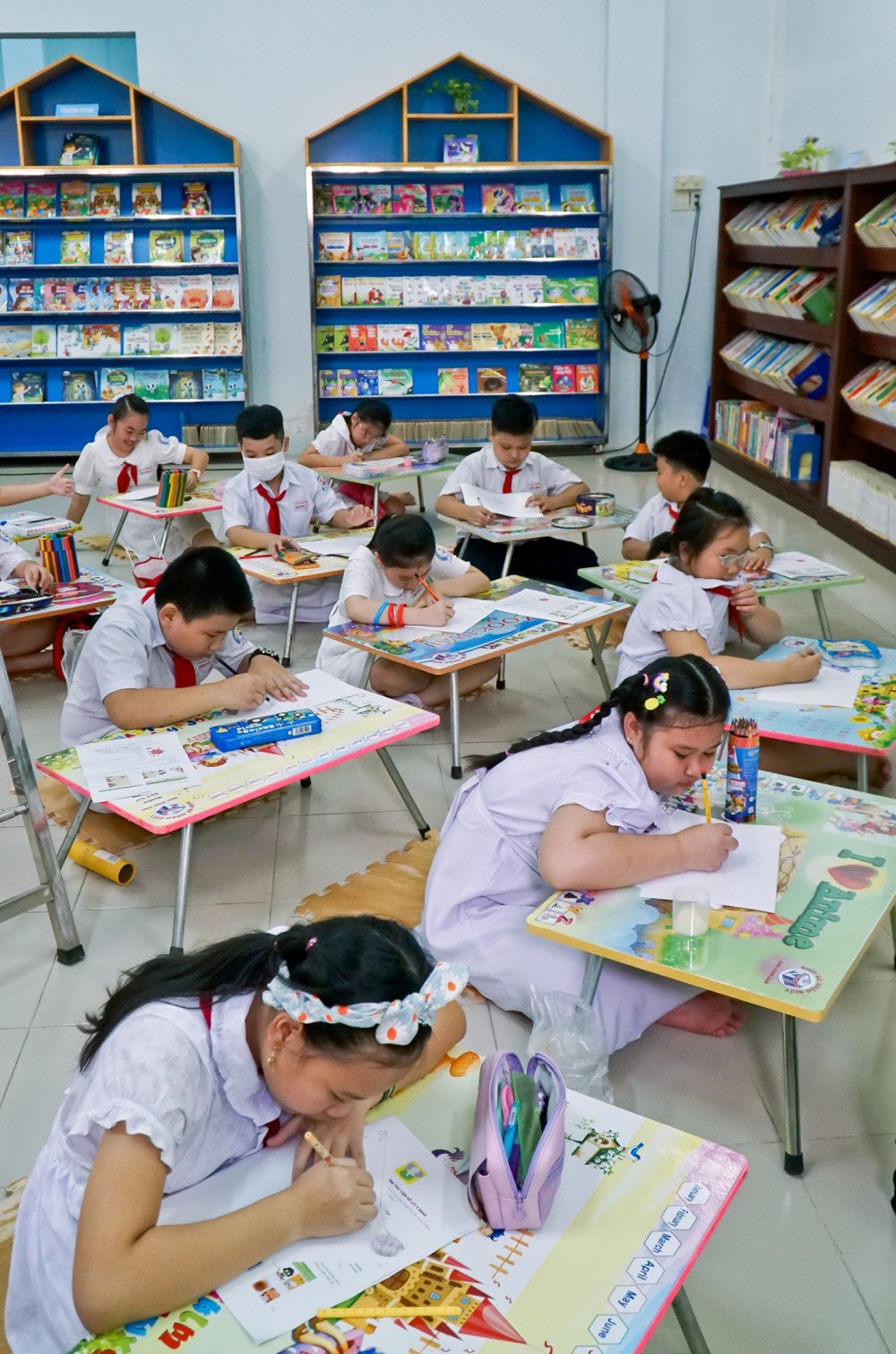 Học sinh Trường Tiểu học Ngô Quyền (quận Ninh Kiều) tham gia hoạt động trải nghiệm tại phòng đọc sách thiếu nhi của TVTPCT.
