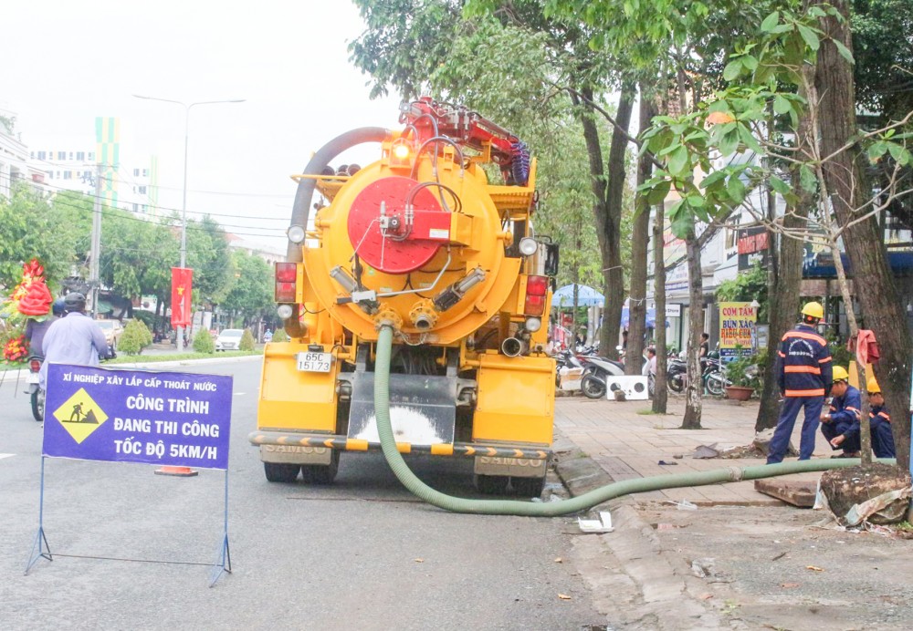 Công tác nạo vét, khai thông cống thoát nước được thực hiện ở quận Ninh Kiều. Trong ảnh: Nạo vét cống thoát nước tại đường Trần Văn Hoài.