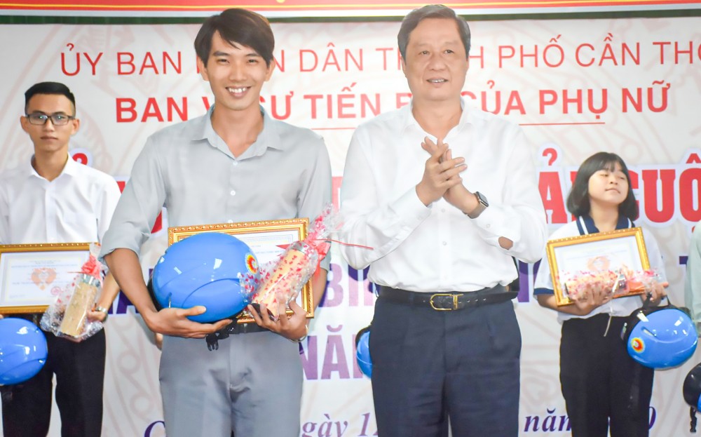 Đồng chí Phạm Văn Hiểu, Phó Bí thư Thường trực Thành ủy, Chủ tịch HĐND TP Cần Thơ trao giải Nhất cá nhân cho anh Nguyễn Trần Quốc Trung.