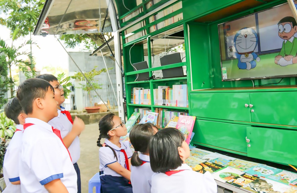 Xe thư viện lưu động đa phương tiện phục vụ các trường học trên địa bàn thành phố giúp lan tỏa tình yêu đọc sách trong học đường.