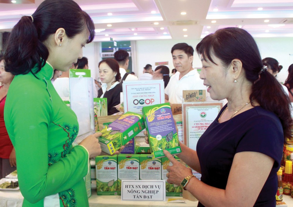 HTX Sản xuất dịch vụ nông nghiệp Tấn Đạt (tỉnh Vĩnh Long) quảng bá, giới thiệu sản phẩm gạo hữu cơ đến khách hàng.