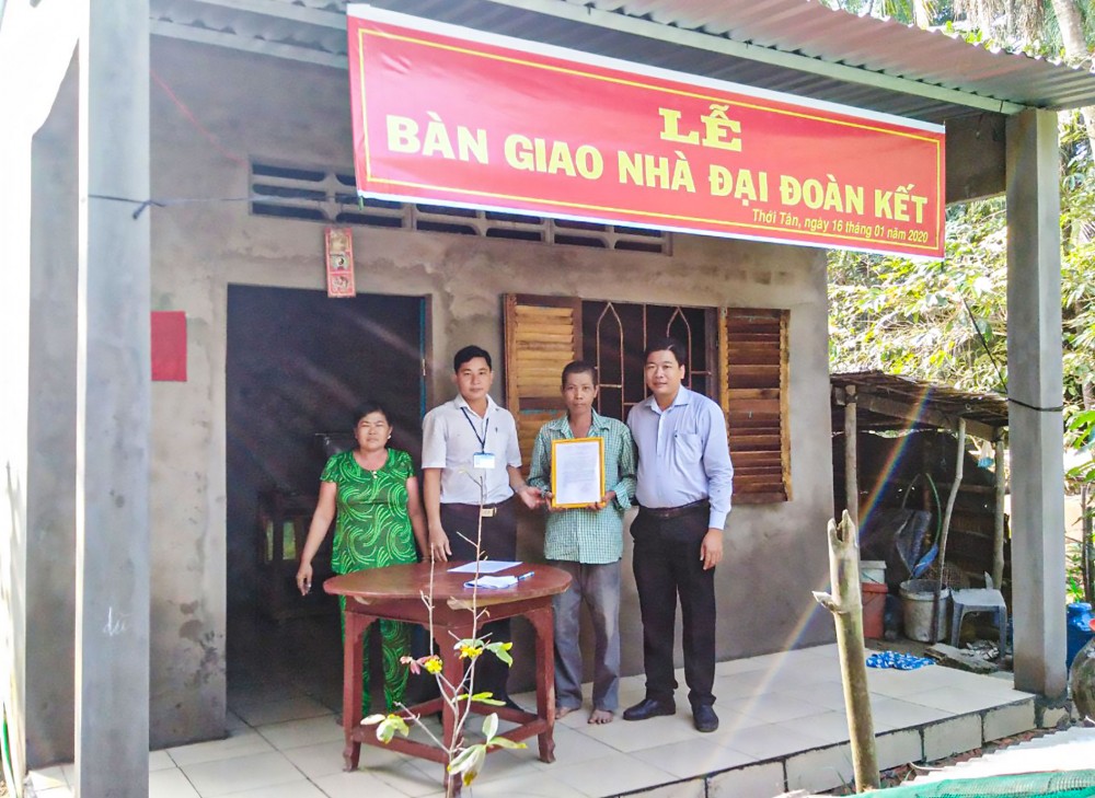 Cán bộ xã Thới Tân bàn giao nhà Đại đoàn kết cho hộ nghèo.
