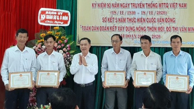 Đồng chí Nguyễn Vũ Phương, Bí thư Quận ủy trao giấy khen cho các tập thể thực hiện công trình chào mừng kỷ niệm 90 năm Ngày truyền thống MTTQVN. Ảnh: ANH DŨNG