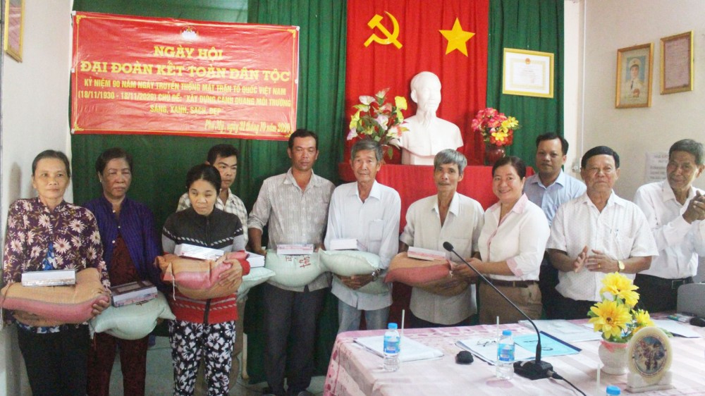 Cán bộ Ủy ban MTTQVN phường Thường Thạnh trao quà cho các hộ hoàn cảnh khó khăn ở khu vực Phú Mỹ.