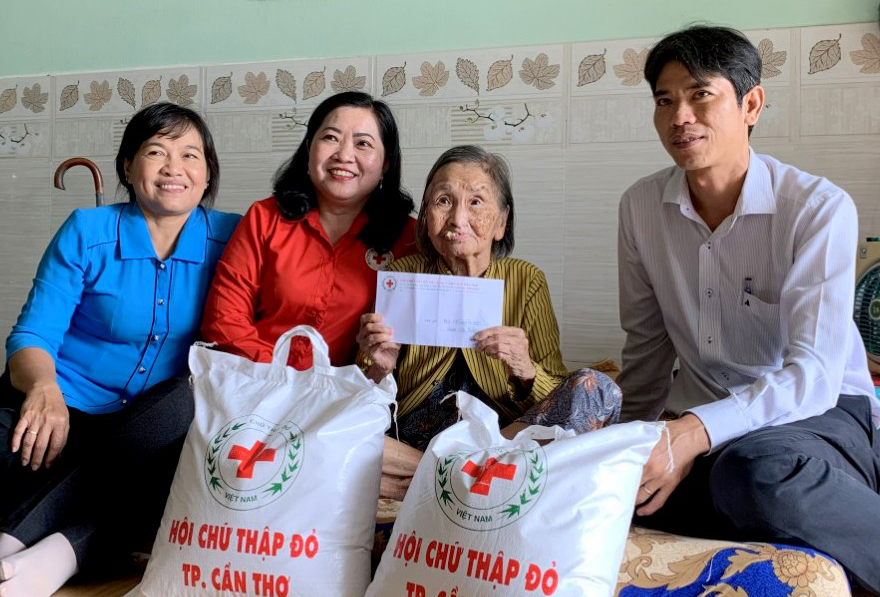 Bà Huỳnh Thanh Thảo, Chủ tịch Hội CTĐ TP Cần Thơ (giữa) cùng lãnh đạo quận Cái Răng đến thăm hỏi, tặng quà hằng quý cho địa chỉ nhân đạo ở phường Hưng Thạnh.