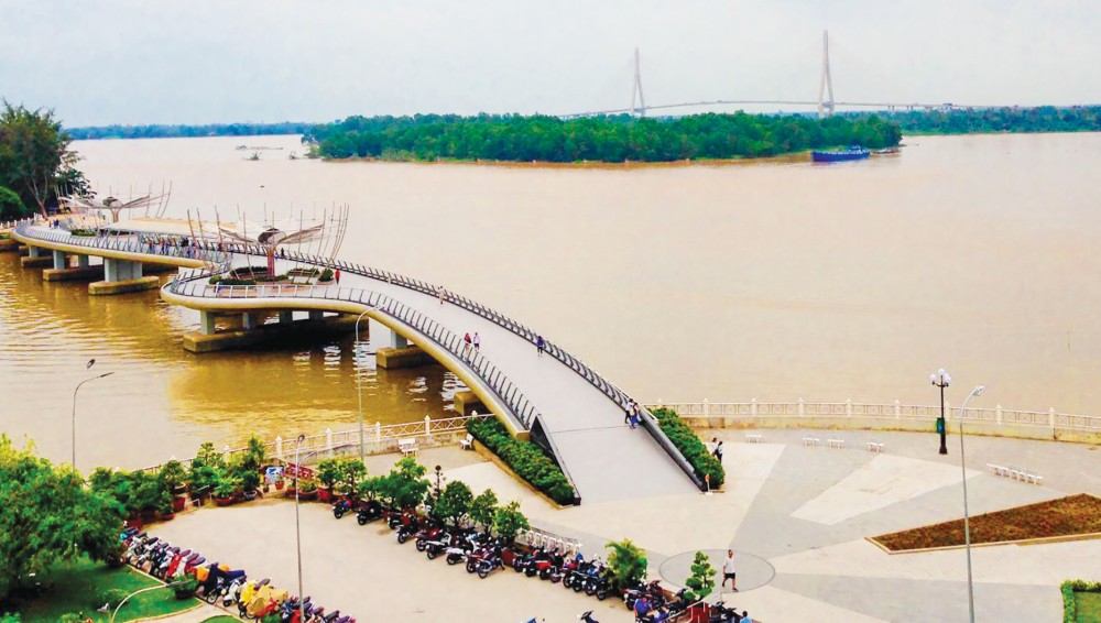 Cần Thơ được chọn tổ chức Lễ trao Giải Báo chí “Về Đồng bằng sông Cửu Long” năm 2020. Trong ảnh: Một góc bến Ninh Kiều và cầu đi bộ Cần Thơ. Ảnh: DUY KHÔI