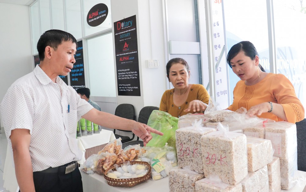 Phát triển nghề làm bánh của gia đình Mẹ con cô Hoa bán cốm nhà làm tại Hội chợ xanh, nông sản, thực phẩm an toàn do Trung ương Hội LHPNVN tổ chức tại Trung tâm Dịch vụ việc làm Thanh niên TP Cần Thơ vào trung tuần tháng 11 vừa qua.