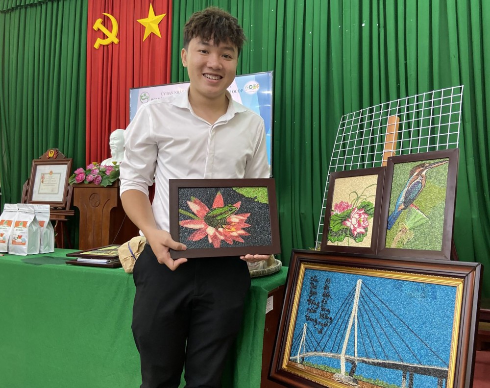Tranh gạo của chủ thể Khưu Tấn Bửu là một trong ba sản phẩm được thành phố xếp hạng 4 sao.