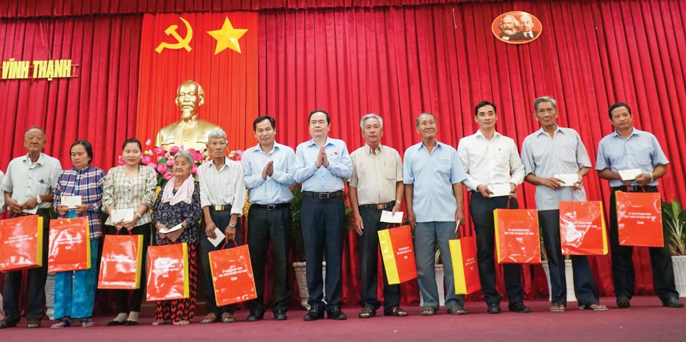 Đại biểu Quốc hội đơn vị TP Cần Thơ tiếp xúc cử tri Cờ Đỏ, Vĩnh Thạnh, Ninh Kiều, Thới Lai Đồng chí Trần Thanh Mẫn, Bí thư Trung ương Đảng, Chủ tịch Ủy ban T.Ư MTTQVN và đồng chí Lê Quang Mạnh, Bí thư Thành ủy, trao quà các gia đình chính sách tiêu biểu, hộ nghèo. Ảnh: PHẠM TRUNG