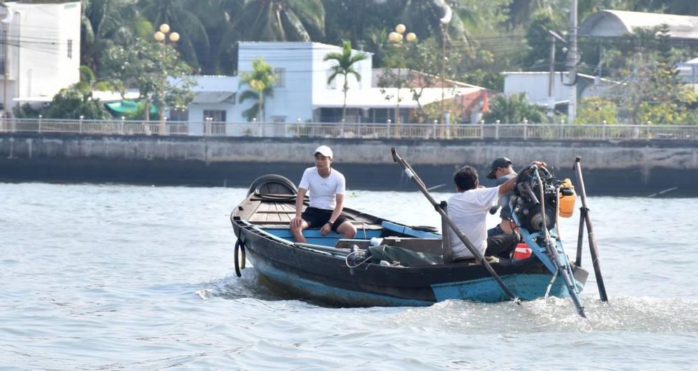 Phương tiện thô sơ, gia dụng không được trang bị áo phao hoặc dụng cụ nổi cứu sinh, rất nguy hiểm khi lưu thông trên đường thủy nội địa.