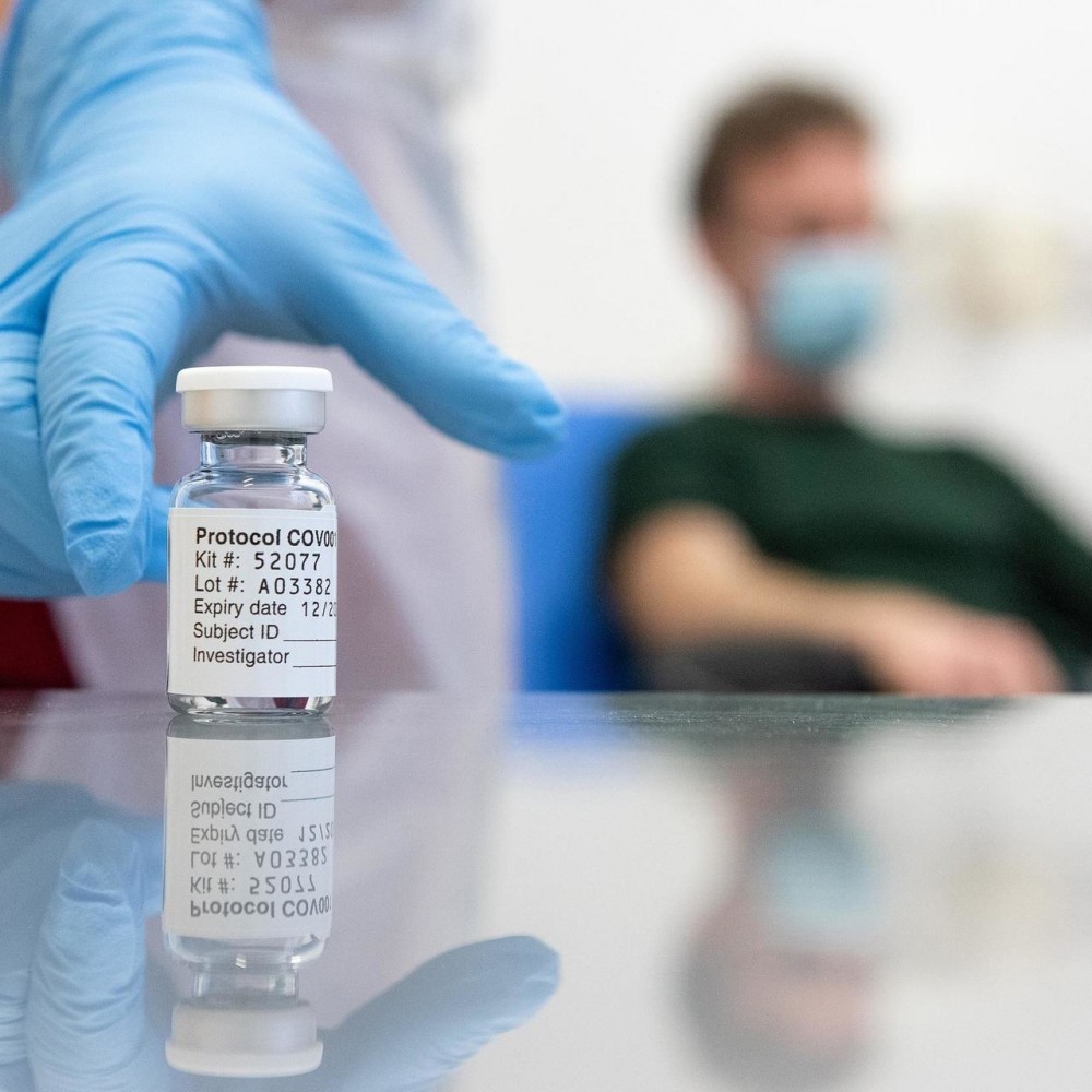 Thông tin sai lệch về vaccine khiến cuộc chiến chống COVID-19 càng thêm gian nan. Ảnh: AFP