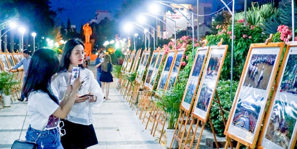 Trong khuôn khổ Ngày hội, Bảo tàng TP Cần Thơ triển lãm bộ ảnh ASEAN phục vụ khách tham quan.