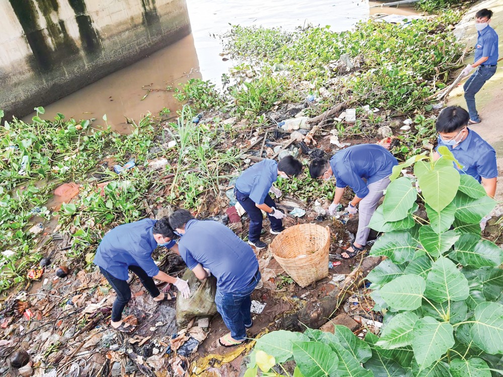 Đoàn viên, thanh niên phường Tân An tham gia vệ sinh rạch Khai Luông.