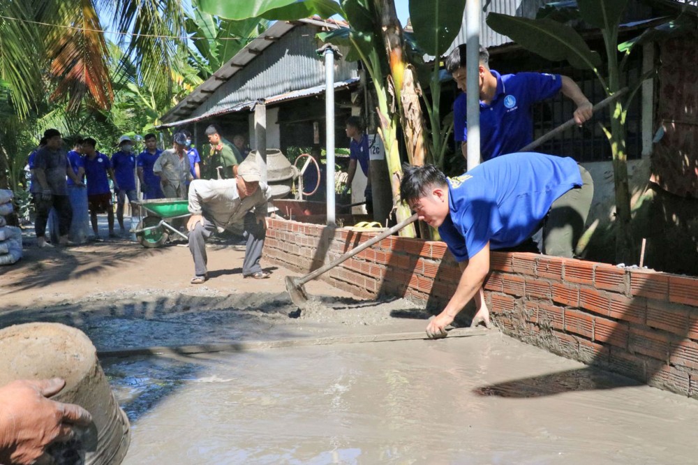 Tuổi trẻ quận Bình Thủy cùng bà con xây dựng đường giao thông ở khu vực Thới Hòa, phường Thới An Đông.