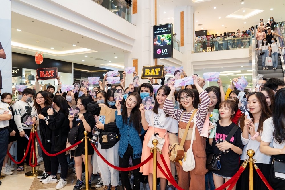 Hàng dài chờ thanh toán trong ngày Vincom Black Friday đầu tiên: “Lâu nhưng đáng!”