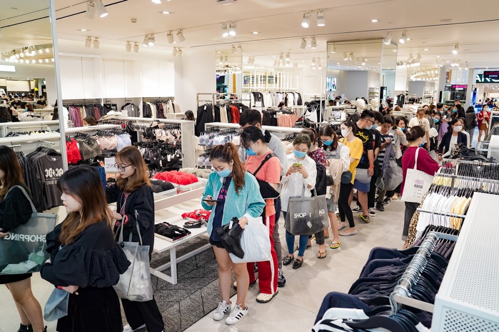 Hàng dài chờ thanh toán trong ngày Vincom Black Friday đầu tiên: “Lâu nhưng đáng!”