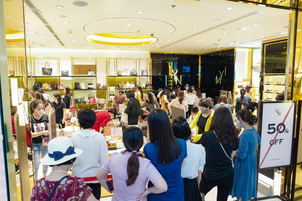 Hàng dài chờ thanh toán trong ngày Vincom Black Friday đầu tiên: “Lâu nhưng đáng!”